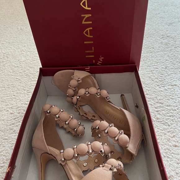 🔥♥️NIB Nude Sandals with decorative balls & metallic rivets - Picture 13 of 14